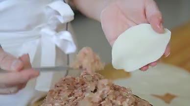 中国传统面食包包子包饺子手法视频的预览图